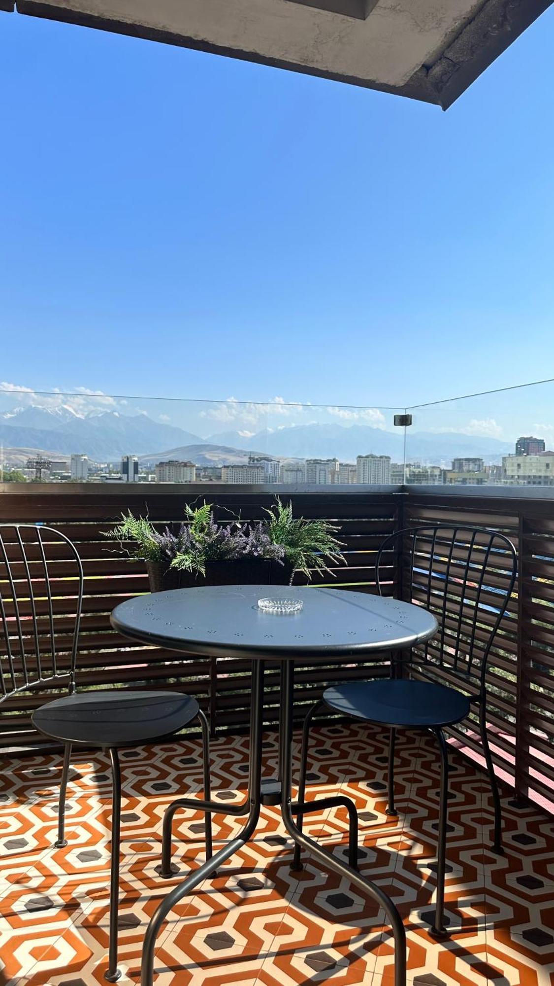 Logvinenko Apartment Bishkek Exteriör bild
